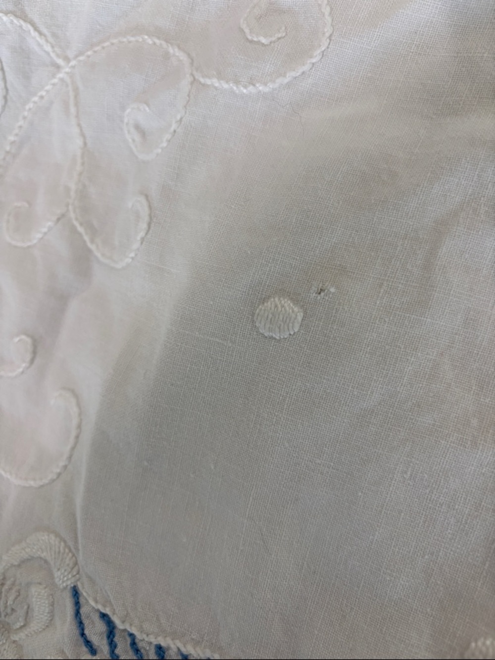 Vintage Blue and white embroidered lace edged tablecloth - Picture 7 of 8